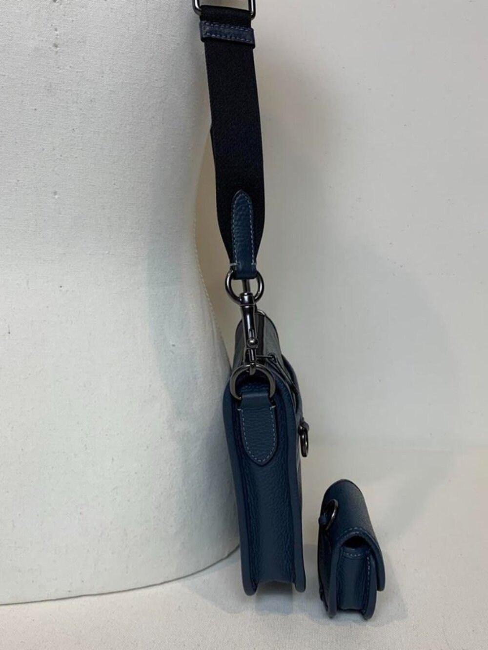 Blue pebble leather Coach - Picture 5 of 8